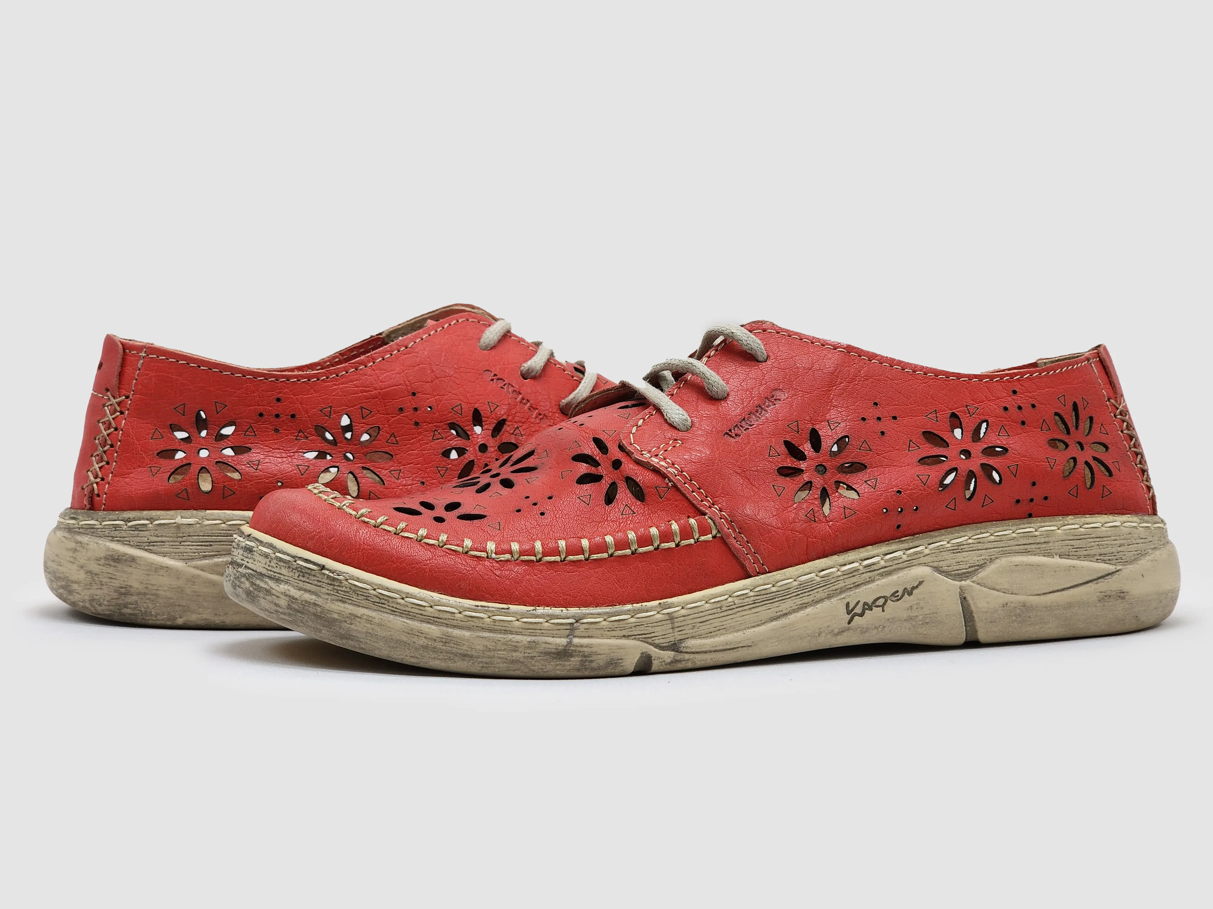 Women's Timeless Flower Low-Top Leather Shoes - Red